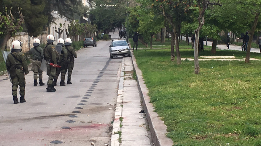 Επεισόδια με μολότοφ και πετροπόλεμος στην Πατησίων - Δείτε βίντεο