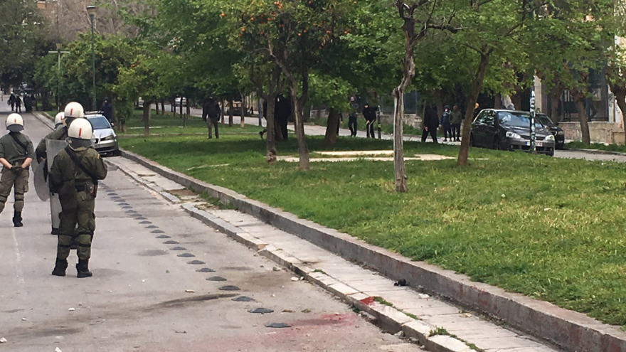 Επεισόδια με μολότοφ και πετροπόλεμος στην Πατησίων - Δείτε βίντεο