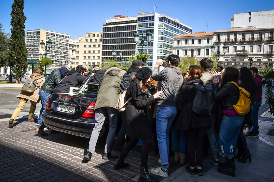 Φωτογραφίες από τα γυρίσματα της ταινίας του Γαβρά για το 6μηνο του Grexit