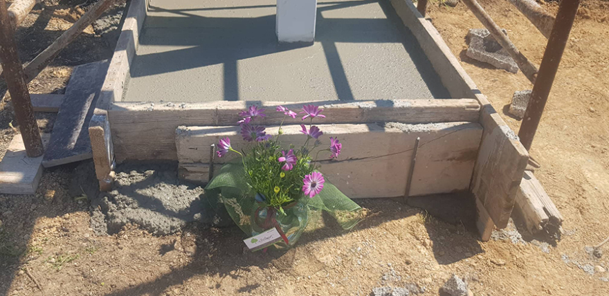 Συγκίνηση στο Μάτι: Ένας σταυρός στη μνήμη της ακτινολόγου που κάηκε αγκαλιά με τα δίδυμά της