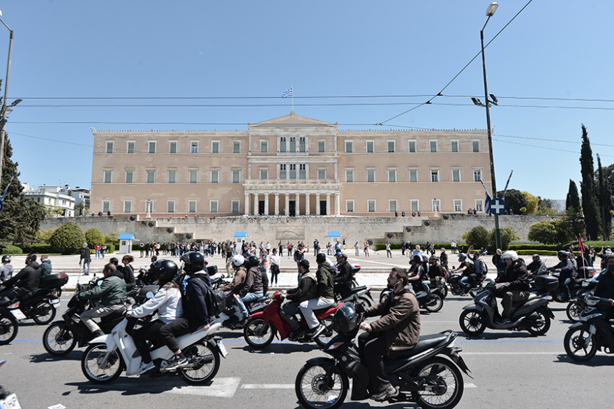 Στο Πεδίον του Άρεως οι ντελιβεράδες - Έκαναν μοτοπορεία στο υπ. Εργασίας