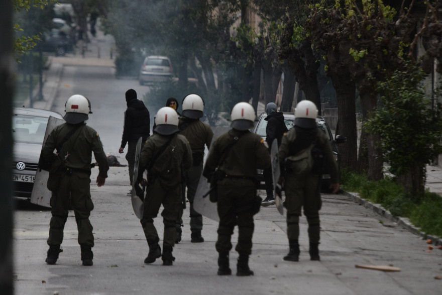 Επεισόδια με μολότοφ και πετροπόλεμος στην Πατησίων - Δείτε βίντεο