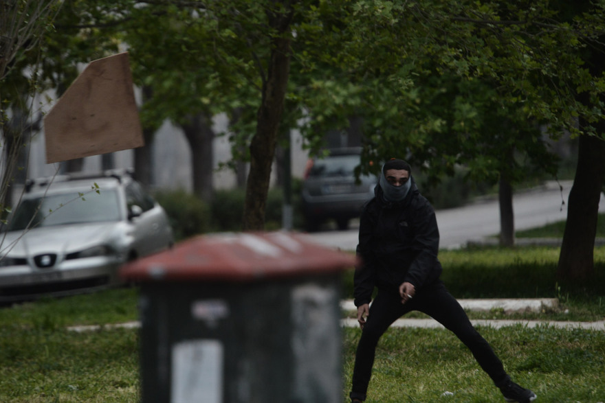 Επεισόδια με μολότοφ και πετροπόλεμος στην Πατησίων - Δείτε βίντεο