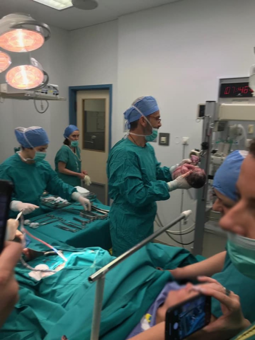 «Μωρό με τρεις γονείς»: Η αλήθεια για το επιστημονικό επίτευγμα- Τι δηλώνουν η μητέρα και ο γιατρός