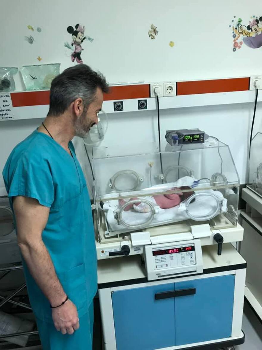 «Μωρό με τρεις γονείς»: Η αλήθεια για το επιστημονικό επίτευγμα- Τι δηλώνουν η μητέρα και ο γιατρός