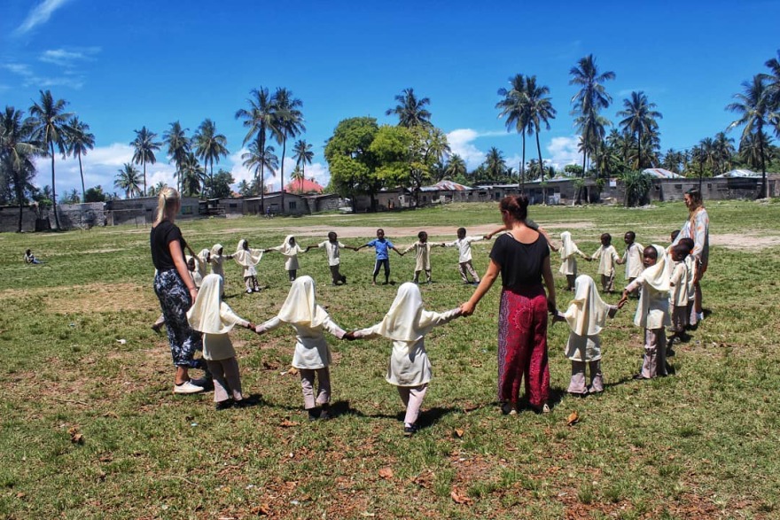 Αθηνά Παπαφωτίου, Κάρλι Σνάιντερ: Συμπαίκτριες στο βόλεϊ, συνοδοιπόροι στην ανθρωπιά