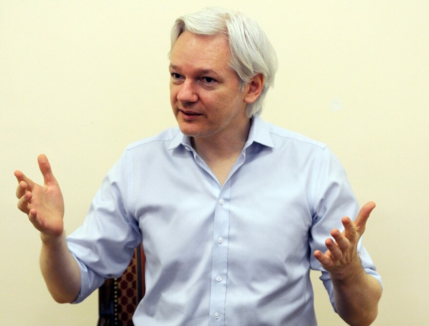 Tζούλιαν Ασάνζ: Η οπτική μεταμόρφωση του «mr Wikileaks» 