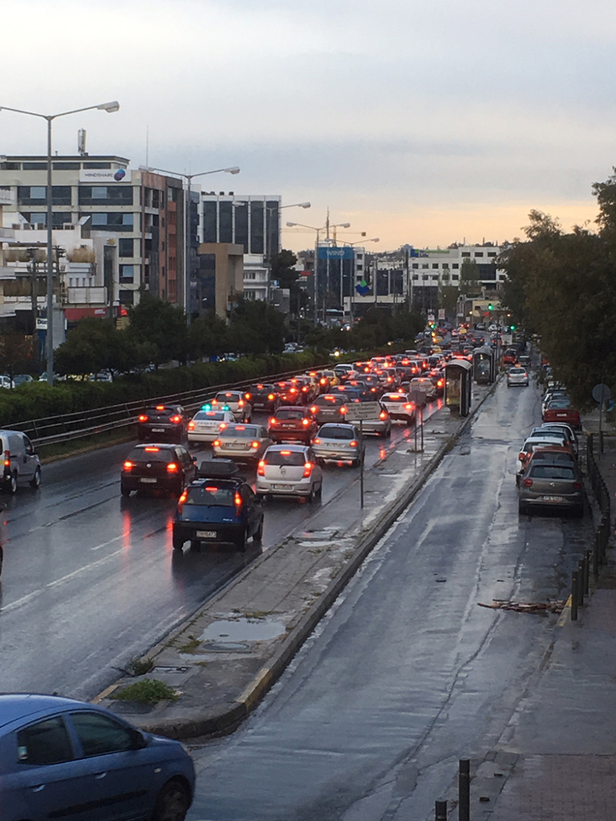 Χάος από κίνηση στους δρόμους από τη βροχή: Προβλήματα σε Κηφισίας, Βασ. Σοφίας, Κηφισό, Αττική Οδό