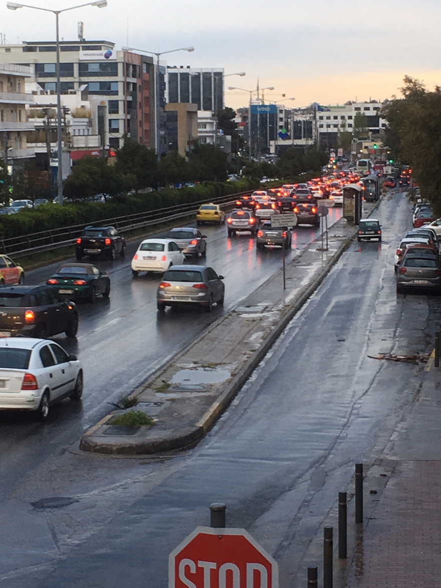 Χάος από κίνηση στους δρόμους από τη βροχή: Προβλήματα σε Κηφισίας, Βασ. Σοφίας, Κηφισό, Αττική Οδό