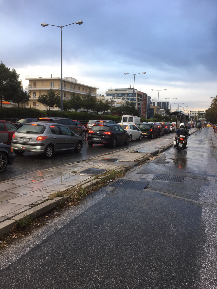 Χάος από κίνηση στους δρόμους από τη βροχή: Προβλήματα σε Κηφισίας, Βασ. Σοφίας, Κηφισό, Αττική Οδό