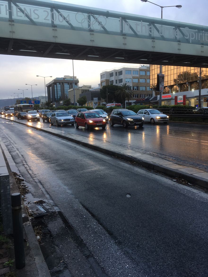 Χάος από κίνηση στους δρόμους από τη βροχή: Προβλήματα σε Κηφισίας, Βασ. Σοφίας, Κηφισό, Αττική Οδό