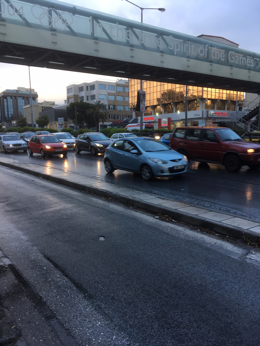 Χάος από κίνηση στους δρόμους από τη βροχή: Προβλήματα σε Κηφισίας, Βασ. Σοφίας, Κηφισό, Αττική Οδό