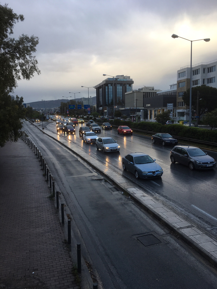 Χάος από κίνηση στους δρόμους από τη βροχή: Προβλήματα σε Κηφισίας, Βασ. Σοφίας, Κηφισό, Αττική Οδό