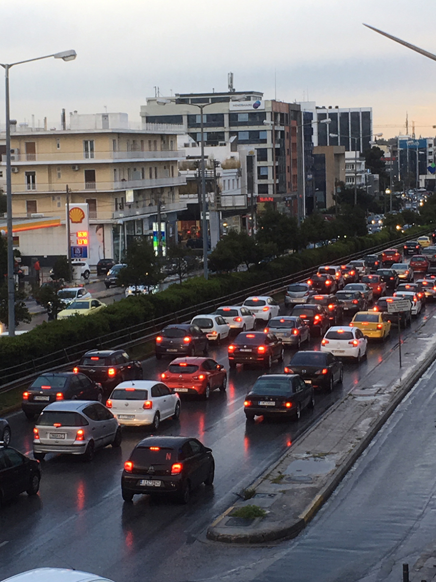 Χάος από κίνηση στους δρόμους από τη βροχή: Προβλήματα σε Κηφισίας, Βασ. Σοφίας, Κηφισό, Αττική Οδό