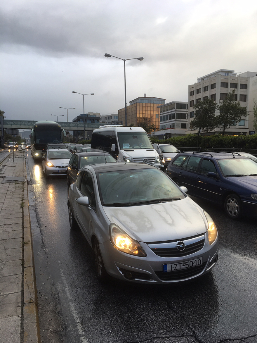 Χάος από κίνηση στους δρόμους από τη βροχή: Προβλήματα σε Κηφισίας, Βασ. Σοφίας, Κηφισό, Αττική Οδό