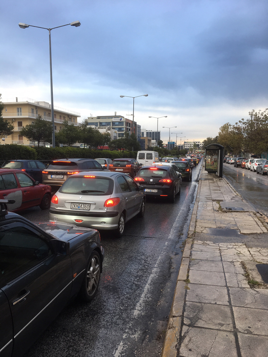 Χάος από κίνηση στους δρόμους από τη βροχή: Προβλήματα σε Κηφισίας, Βασ. Σοφίας, Κηφισό, Αττική Οδό
