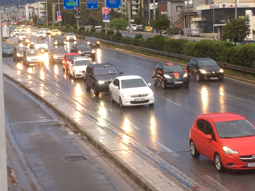 Χάος από κίνηση στους δρόμους από τη βροχή: Προβλήματα σε Κηφισίας, Βασ. Σοφίας, Κηφισό, Αττική Οδό