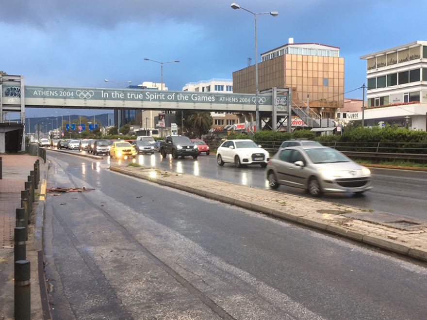 Χάος από κίνηση στους δρόμους από τη βροχή: Προβλήματα σε Κηφισίας, Βασ. Σοφίας, Κηφισό, Αττική Οδό