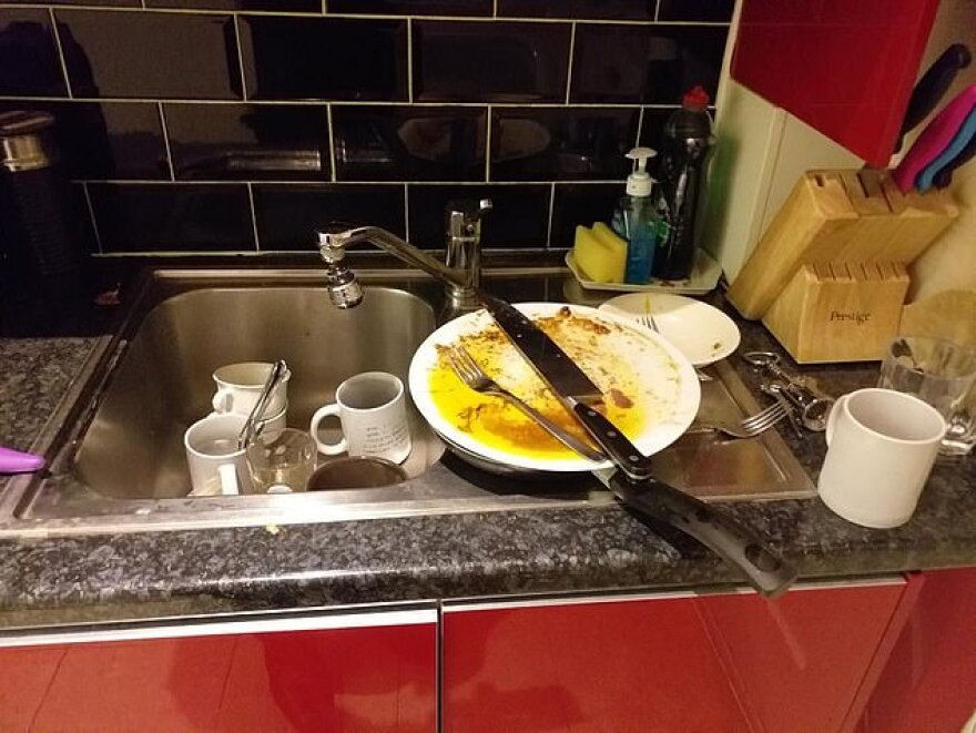 Στη φόρα τα «άπλυτα» του Ασάνζ: Οι «βρώμικες» διαμαρτυρίες του στην πρεσβεία του Ισημερινού