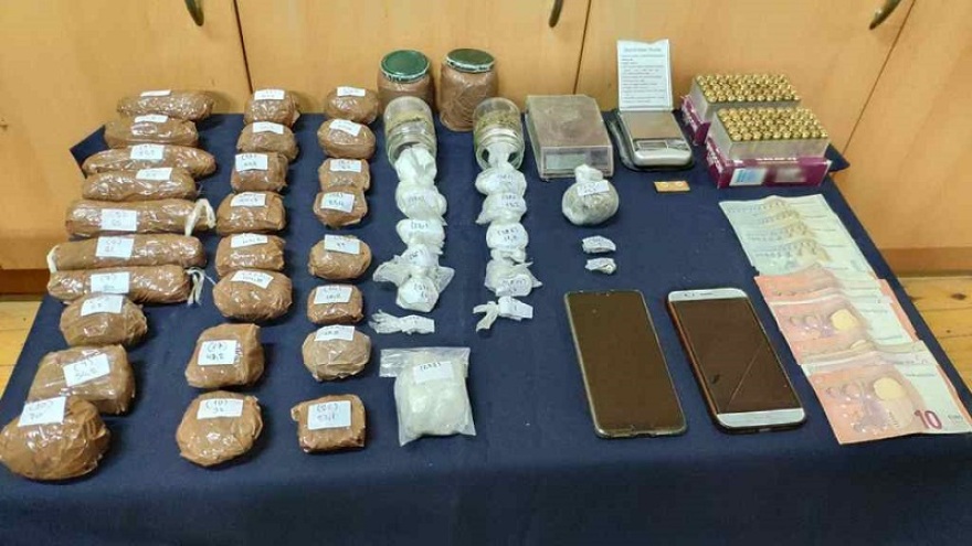Κρήτη: Οι Αρχές «ξετρυπώνουν» μεγάλες ποσότητες ναρκωτικών από πατάρι - Δείτε το βίντεο