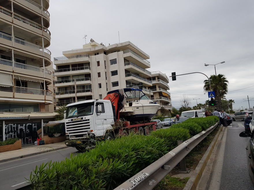 Τροχαίο στην παραλιακή στο ύψος του Αλίμου με ΙΧ και φορτηγό που μετέφερε σκάφος
