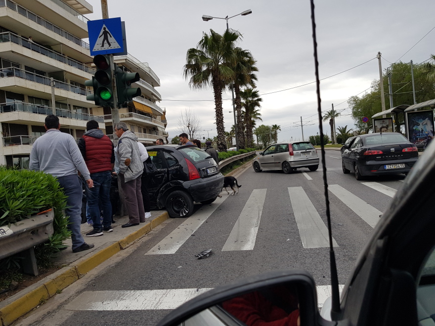 Τροχαίο στην παραλιακή στο ύψος του Αλίμου με ΙΧ και φορτηγό που μετέφερε σκάφος