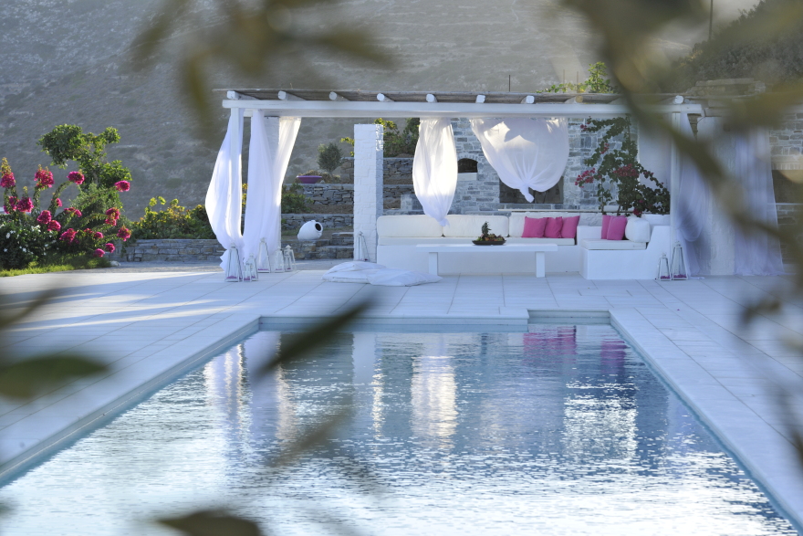 Περιζήτητη η βίλα του Γιάννη Ραγκούση στην Πάρο: Τον Ιούλιο €7.700 και τον Αύγουστο €12.500 την εβδομάδα!