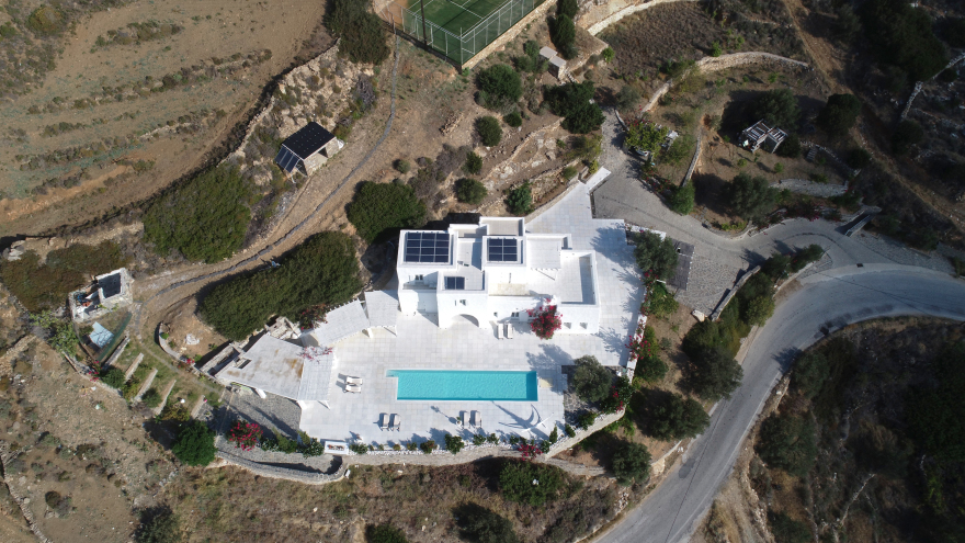 Περιζήτητη η βίλα του Γιάννη Ραγκούση στην Πάρο: Τον Ιούλιο €7.700 και τον Αύγουστο €12.500 την εβδομάδα!