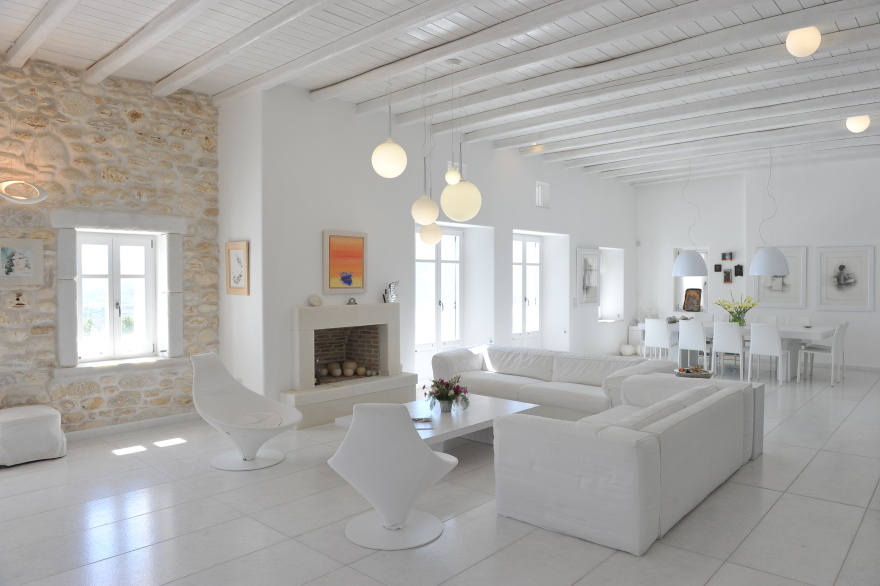 Περιζήτητη η βίλα του Γιάννη Ραγκούση στην Πάρο: Τον Ιούλιο €7.700 και τον Αύγουστο €12.500 την εβδομάδα!