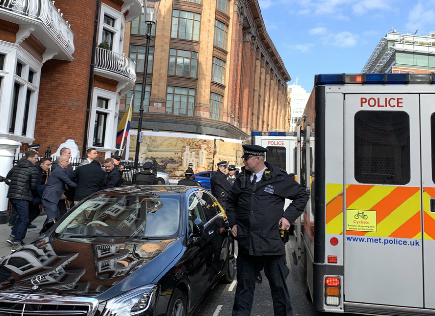 Η άγνωστη ζωή του Ασάνζ στις 2.494 ημέρες εγκλεισμού: Το σκέιτμπορντ, οι κάμερες, τα επεισόδια