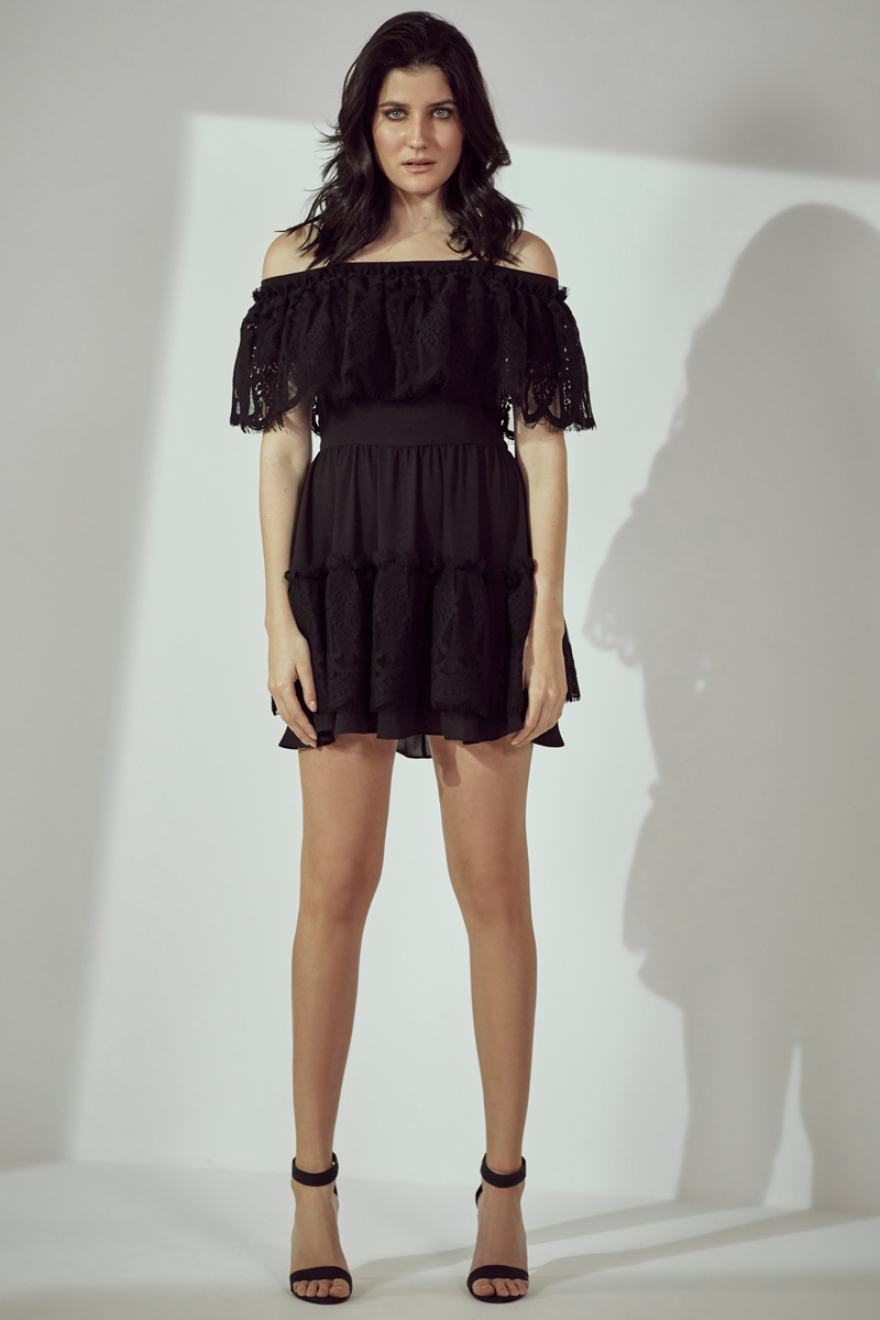 Όλοι μιλούν για τη νέα συλλογή ρούχων της Υβόννης Μπόσνιακ 