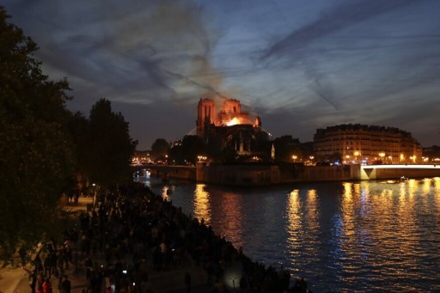 Παναγία των Παρισίων: Τεράστια καταστροφή - Σώθηκαν το κύριο κτίσμα και οι πύργοι