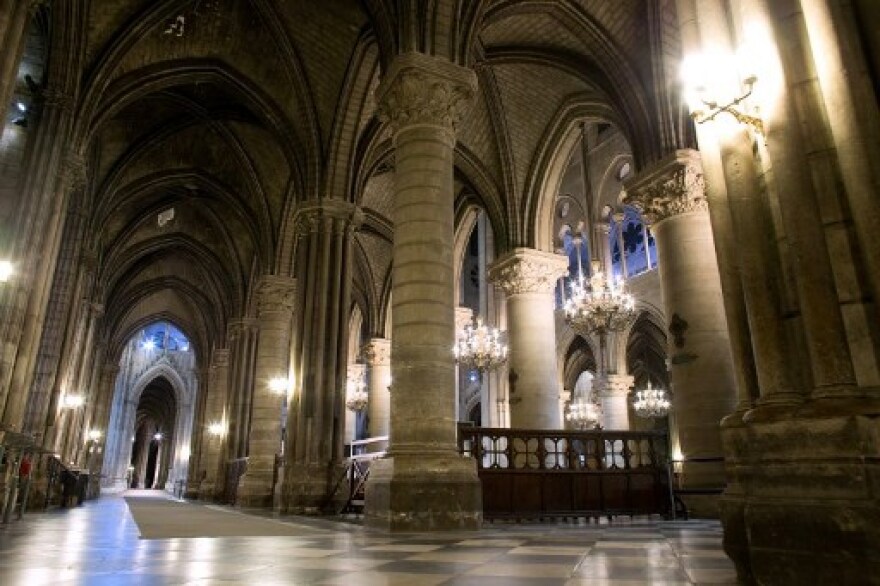 Παναγία των Παρισίων: 850 χρόνια ιστορίας στις φλόγες