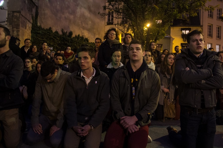 Παναγία των Παρισίων: «Εικόνα βομβαρδισμού - Στο βάθος ο σταυρός φωτισμένος από τις φλόγες»