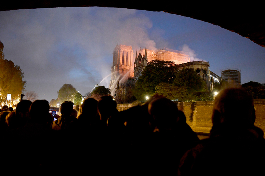 Παναγία των Παρισίων: 850 χρόνια ιστορίας έγιναν στάχτη σε 8,5 ώρες