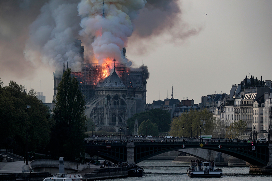Παναγία των Παρισίων: 850 χρόνια ιστορίας έγιναν στάχτη σε 8,5 ώρες