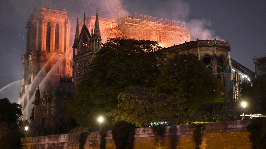 Παναγία των Παρισίων: 850 χρόνια ιστορίας έγιναν στάχτη σε 8,5 ώρες