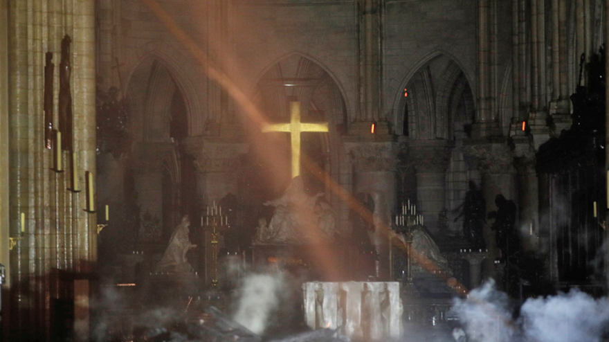 Παναγία των Παρισίων: «Εικόνα βομβαρδισμού - Στο βάθος ο σταυρός φωτισμένος από τις φλόγες»