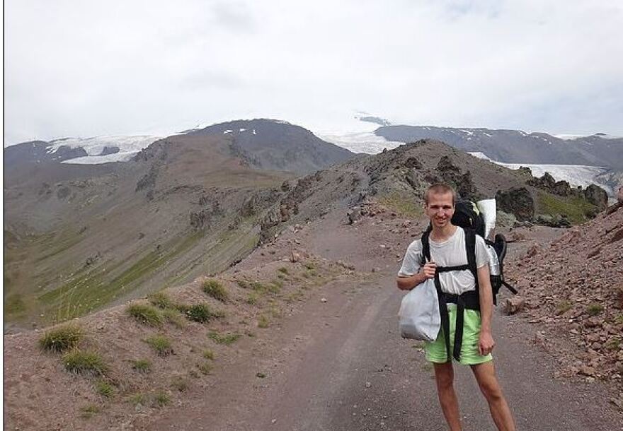 Σκελετός «επίδοξου Χουντίνι» βρέθηκε δεμένος σε δέντρο με χειροπέδες μπροστά σε κάμερα!