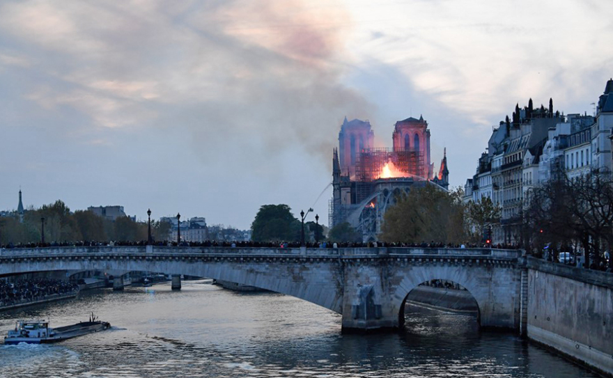 Παναγία των Παρισίων: Βραχυκύκλωμα σε ανελκυστήρες προκάλεσε τη φωτιά;