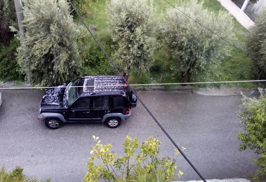 Καιρός: Ισχυρές καταιγίδες στην Αττική - Χαλάζι στου Παπάγου    