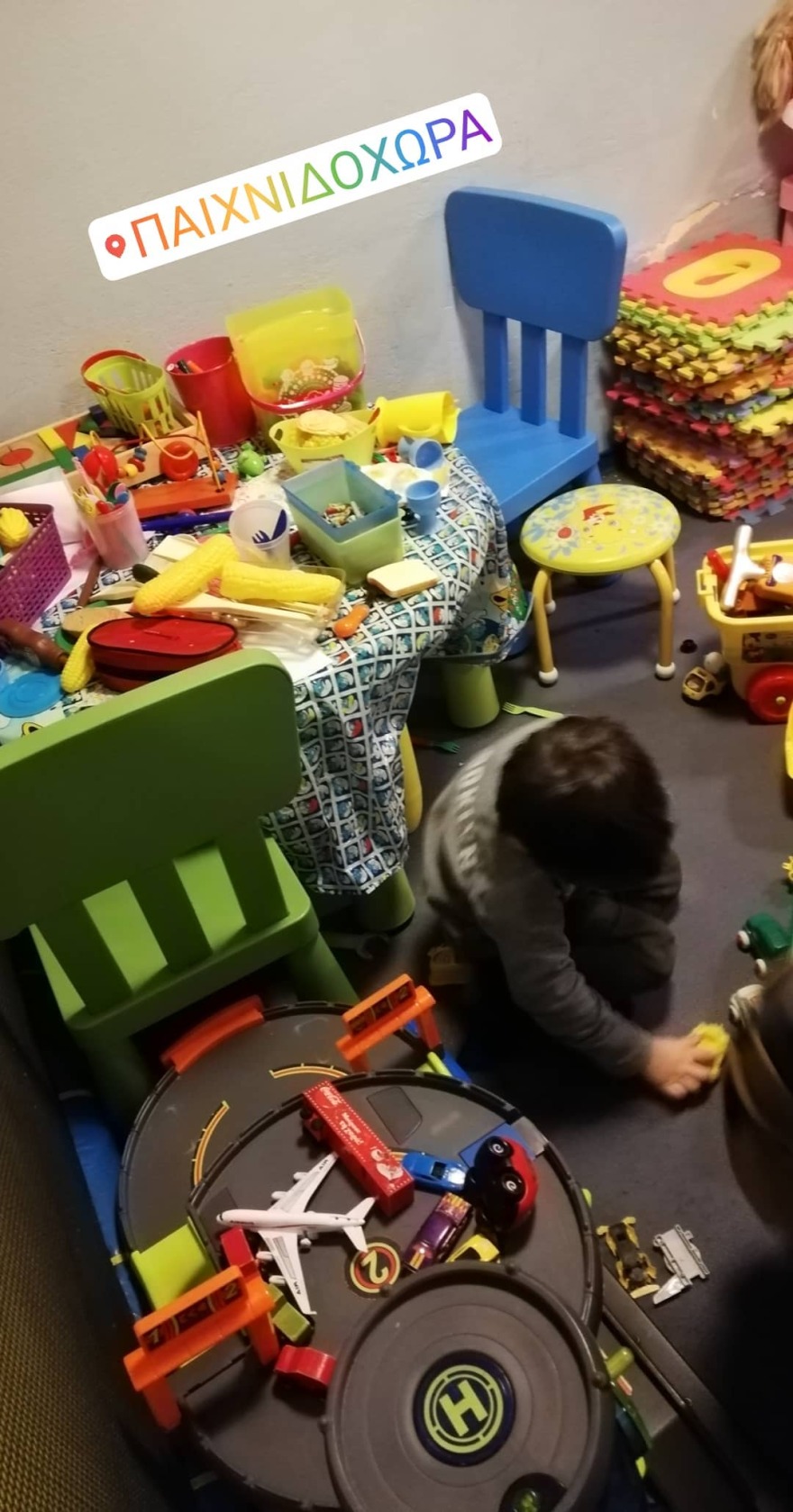 Κώστας Βουτσάς- Αλίκη Κατσαβού: Στον παιδότοπο μαζί με τον γιο τους