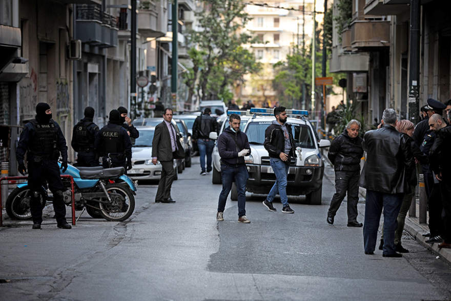 Εξάρχεια: Ολοκληρώθηκε η επιχείρηση της ΕΛ.ΑΣ. σε δύο υπό κατάληψη κτίρια - 68 προσαγωγές, δύο συλλήψεις