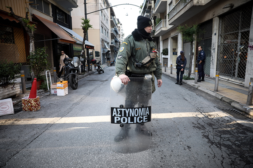 Εξάρχεια: Ολοκληρώθηκε η επιχείρηση της ΕΛ.ΑΣ. σε δύο υπό κατάληψη κτίρια - 68 προσαγωγές, δύο συλλήψεις