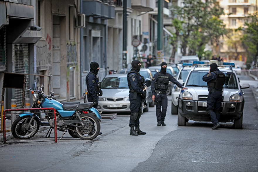 Εξάρχεια: Ολοκληρώθηκε η επιχείρηση της ΕΛ.ΑΣ. σε δύο υπό κατάληψη κτίρια - 68 προσαγωγές, δύο συλλήψεις