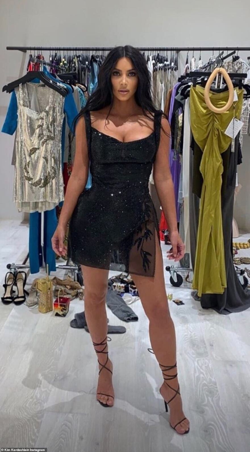 Το χλιδάτο πάρτι της Κόρτνεϊ Καρντάσιαν: Σαμπάνιες με το πρόσωπό της και «γυμνή» τούρτα 