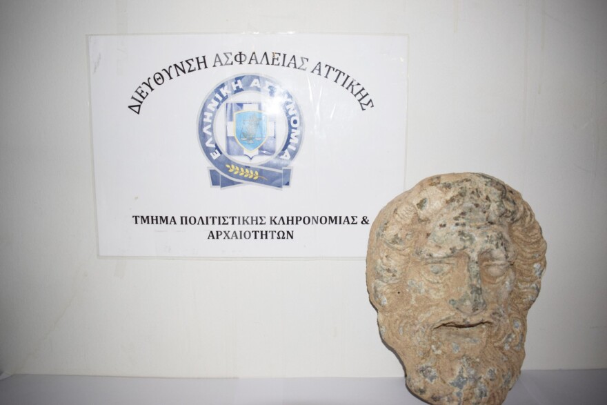 Αρχαιοκάπηλοι στη Μεσσηνία είχαν αγγεία, αμφορείς και λίθινο προσωπείο από την μυκηναϊκή εποχή