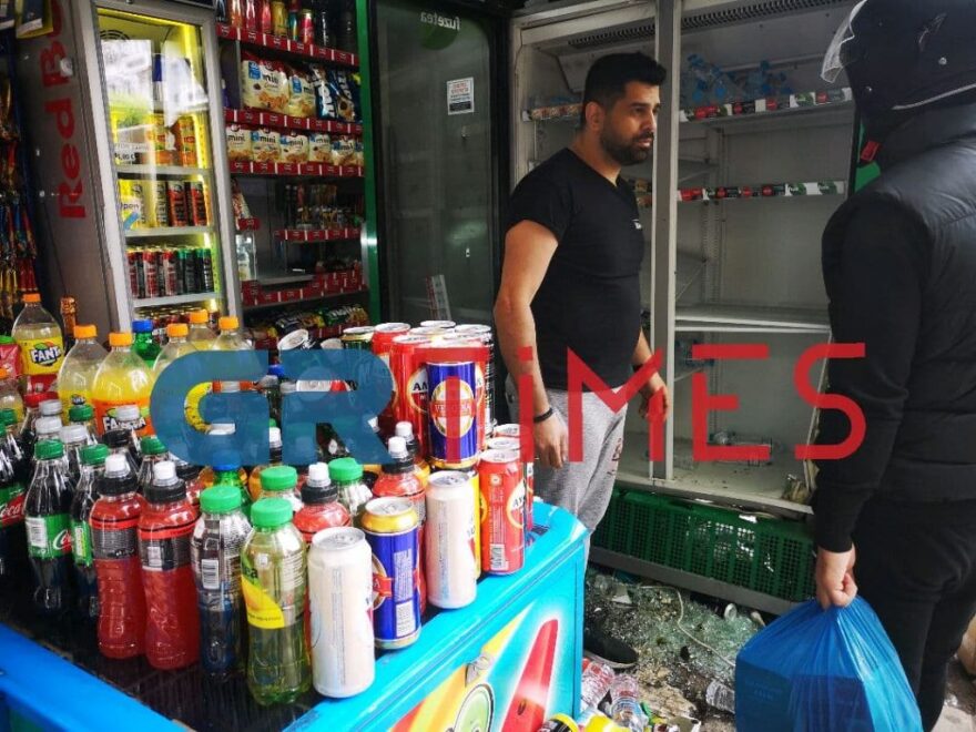 Θεσσαλονίκη: Περιπολικό «καρφώθηκε» σε περίπτερο κατά τη διάρκεια καταδίωξης - Δείτε βίντεο