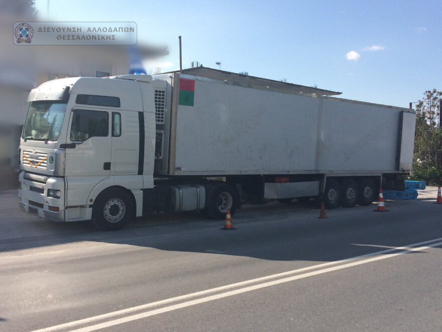 Θεσσαλονίκη: Μετέφερε 59 παράνομους μετανάστες σε κρύπτη στο φορτηγό του - Δείτε φωτογραφίες