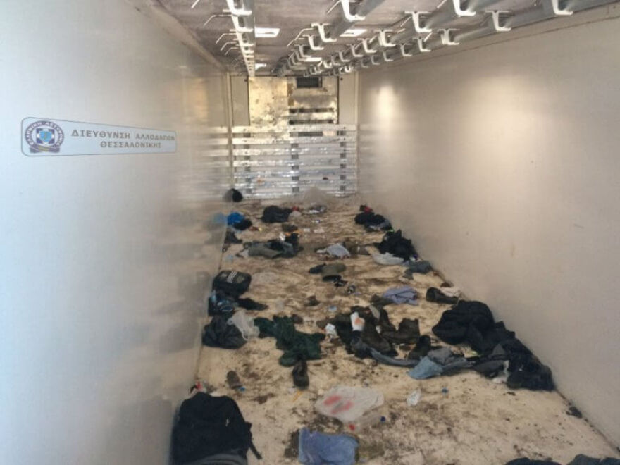 Θεσσαλονίκη: Μετέφερε 59 παράνομους μετανάστες σε κρύπτη στο φορτηγό του - Δείτε φωτογραφίες